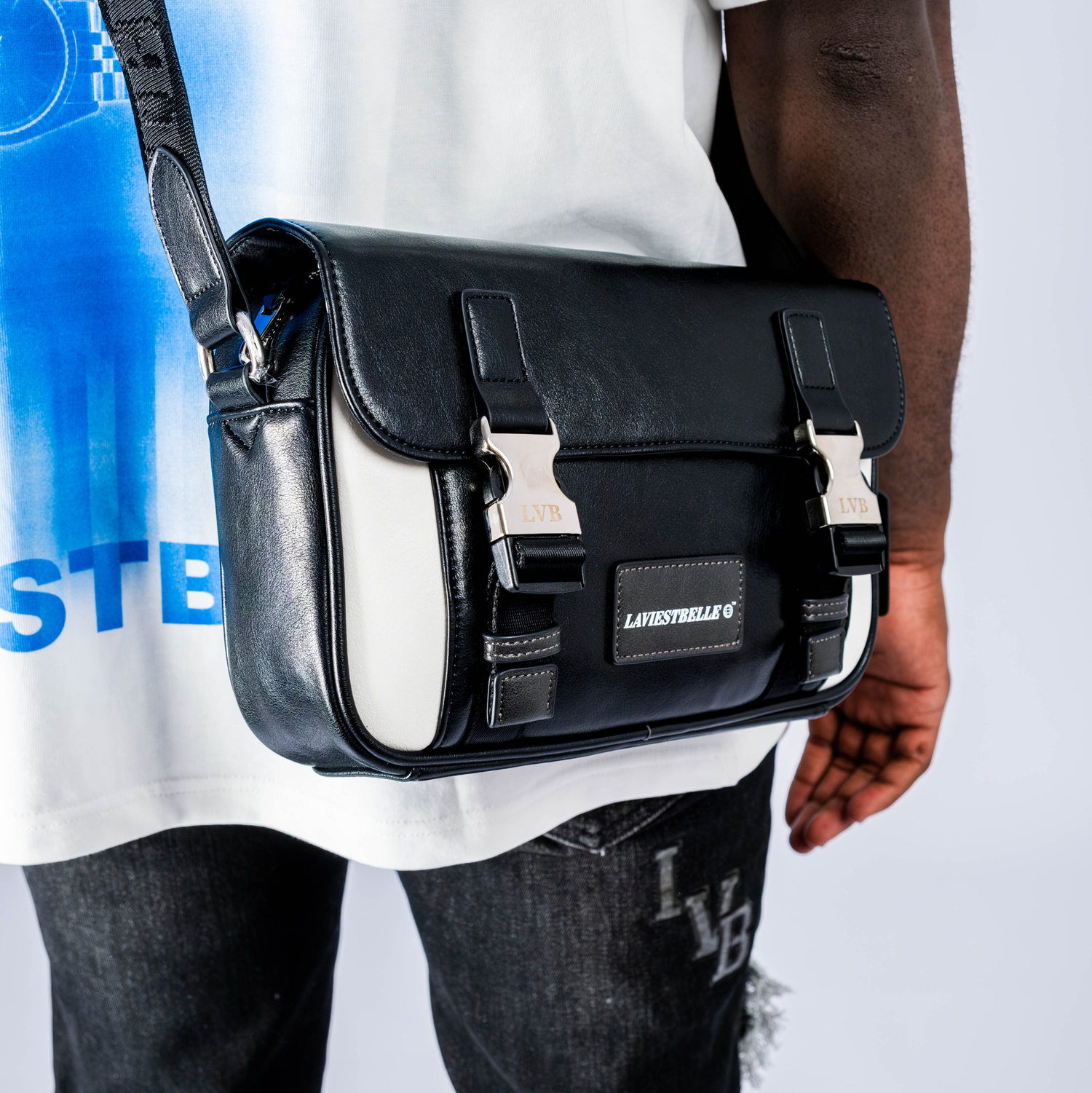 SAC À BANDOULIÈRE NOIR & BLANC LA VIE EST BELLE